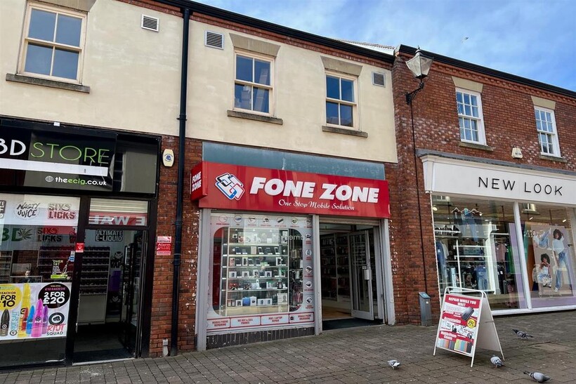 Unit 3 Castle Walk... Retail property (high street) to rent - £1,458 pcm (£337 pw)