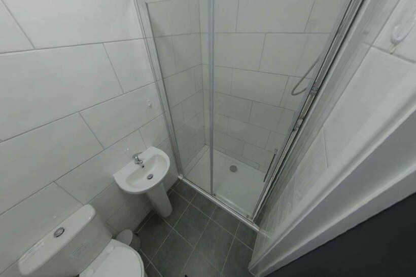 29 Gordon st - Brand New house... 4 bed terraced house to rent - £2,100 pcm (£485 pw)