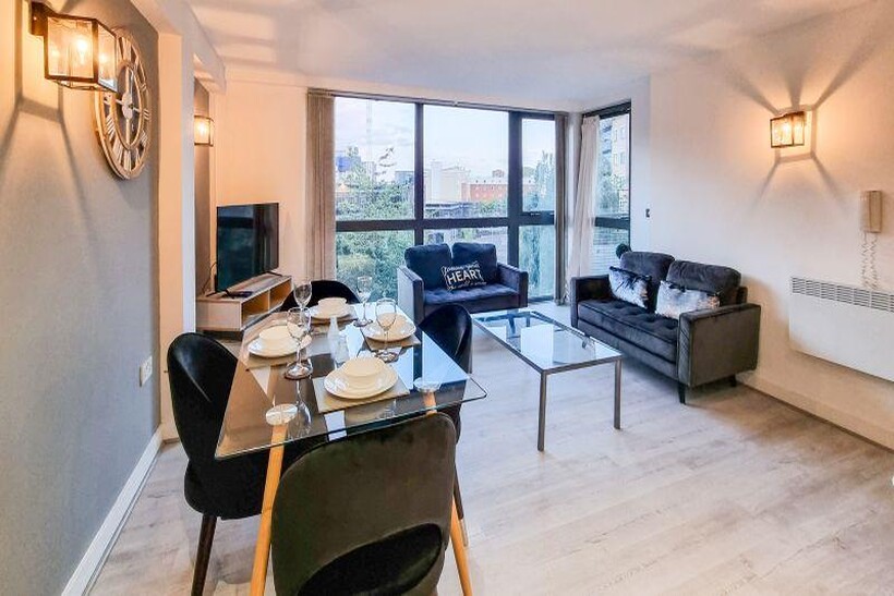 City Road East, Manchester M15 2 bed serviced apartment to rent - £3,235 pcm (£747 pw)