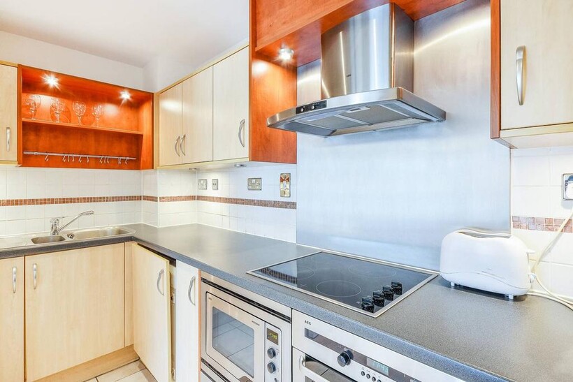 Smugglers Way, Wandsworth, London, SW18 2 bed flat to rent - £3,550 pcm (£819 pw)