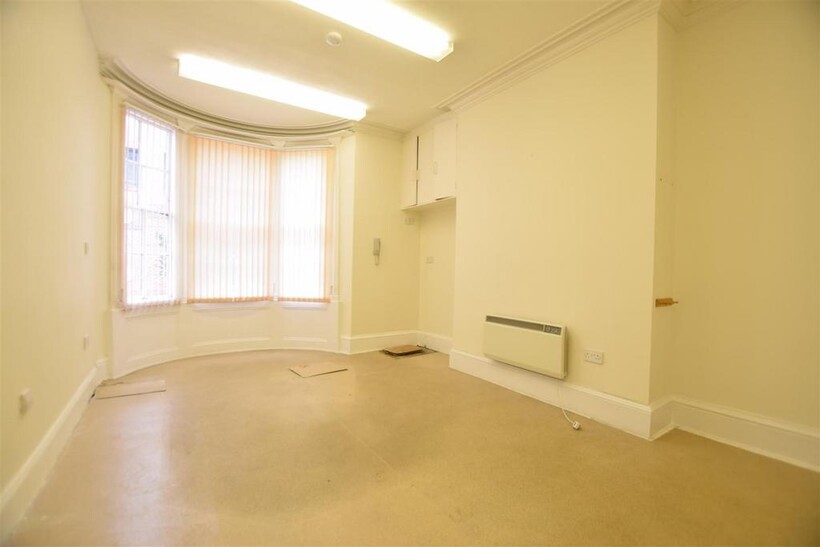 COMMERCIAL York Place, Scarborough Property to rent - £720 pcm (£166 pw)