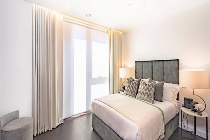 Charles Clowes Walk, Nine Elms 2 bed apartment to rent - £4,658 pcm (£1,075 pw)