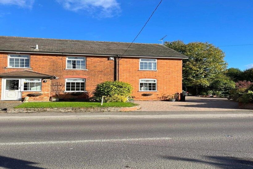 Brentwood Road, Herongate CM13 3 bed end of terrace house to rent - £1,900 pcm (£438 pw)