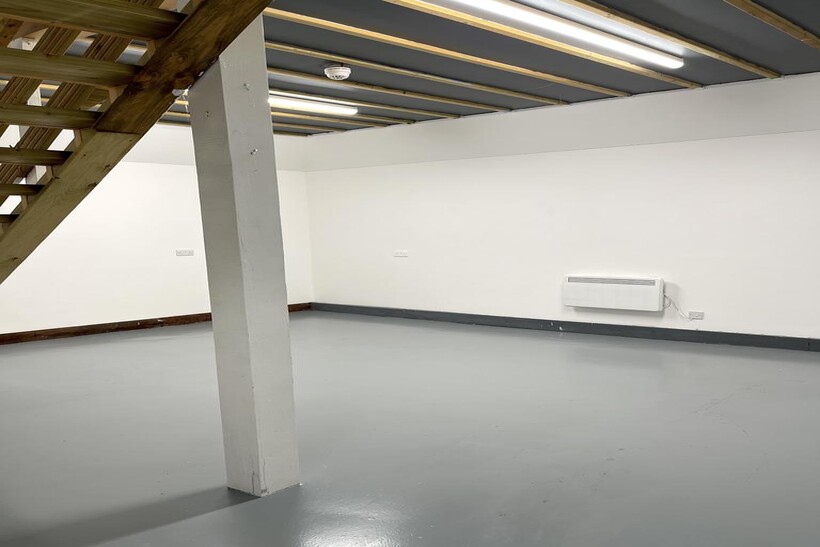 London  N15 Property to rent - £1,400 pcm (£323 pw)