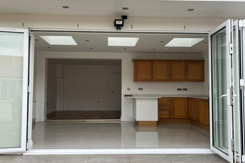 Crane Way, Twickenham TW2 5 bed semi-detached house to rent - £3,550 pcm (£819 pw)