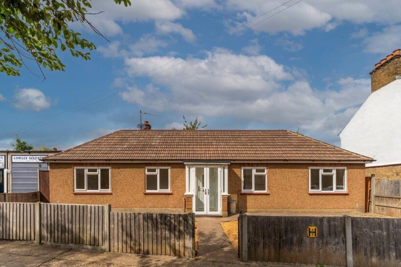 Colne Road, Twickenham TW2 2 bed detached bungalow to rent - £2,100 pcm (£485 pw)