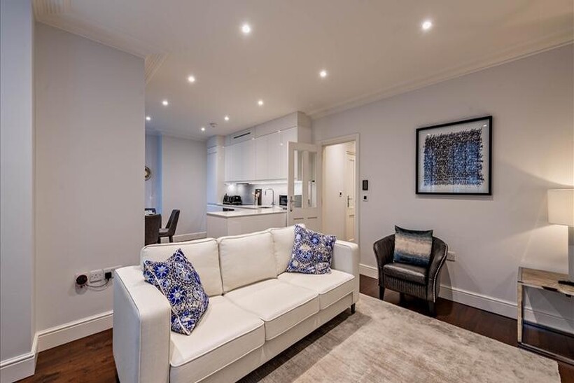 Three Bedroom | Three Bathroom |... 3 bed ground floor flat to rent - £5,828 pcm (£1,345 pw)