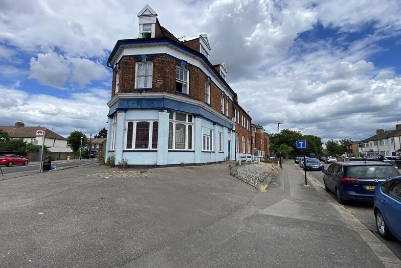 Alma Road, Enfield EN3 Property to rent - £8,333 pcm (£1,923 pw)