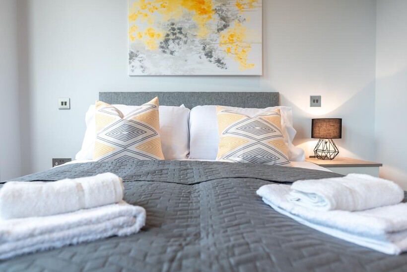 Thames Street, Staines Upon Thames TW18 Apartment to rent - £2,700 pcm (£623 pw)