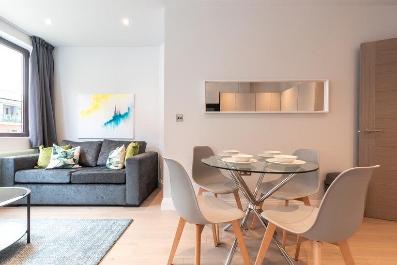 Thames Street, Staines Upon Thames TW18 2 bed apartment to rent - £3,500 pcm (£808 pw)