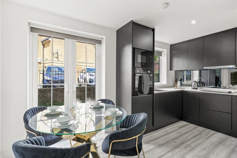 Drake Avenue, Staines-upon-Thames TW18 1 bed apartment to rent - £3,200 pcm (£738 pw)