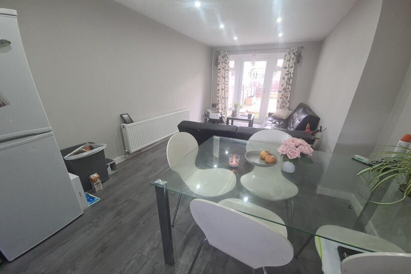 Carlton View, Leeds 4 bed house to rent - £1,976 pcm (£456 pw)