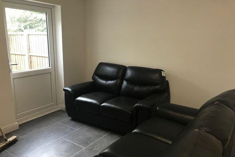 28 Gordon st - rm 4 1 bed in a house share to rent - £550 pcm (£127 pw)