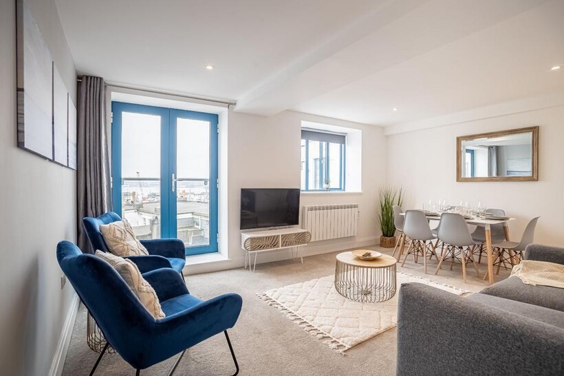 Victoria Parade, Torquay TQ1 2 bed flat to rent - £2,795 pcm (£645 pw)