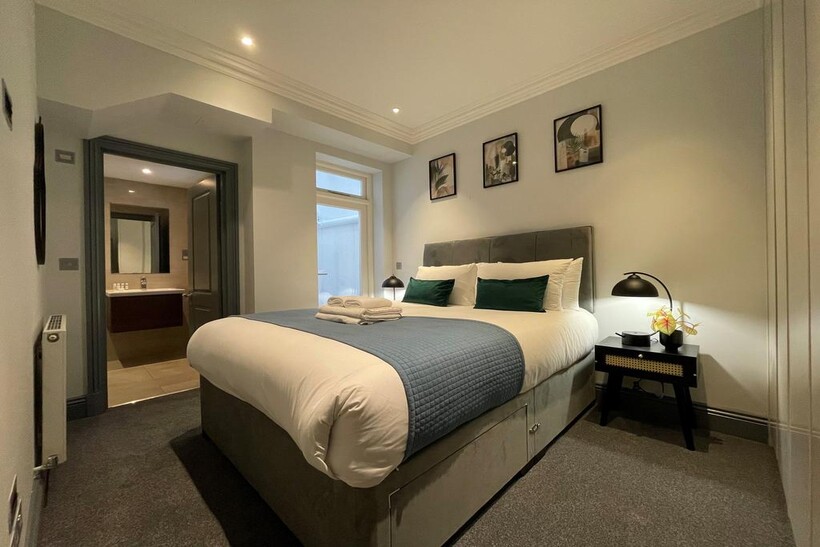 Margravine Gardens, London W6 3 bed serviced apartment to rent - £8,400 pcm (£1,938 pw)