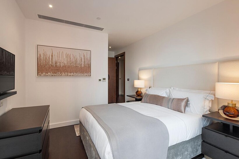 Charles Clowes Walk, London, SW11 3 bed apartment to rent - £6,872 pcm (£1,586 pw)