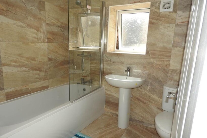 King Edwards Road, Brynmill, Swansea 6 bed house to rent - £1,830 pcm (£422 pw)