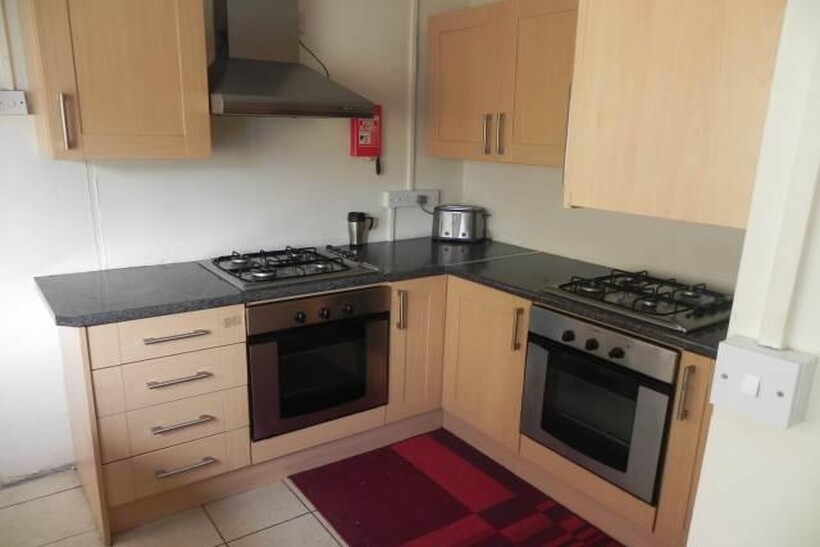 King Edwards Road, Brynmill, Swansea 6 bed house to rent - £1,830 pcm (£422 pw)