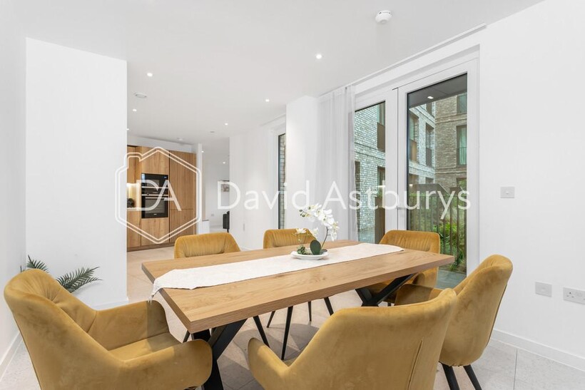 Cendal Crescent, Whitechapel, London 3 bed ground floor flat to rent - £7,000 pcm (£1,615 pw)