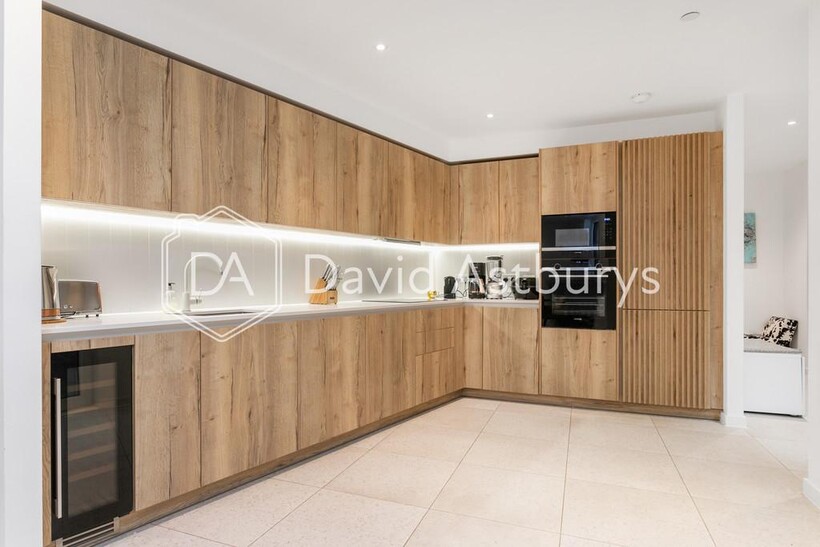 Cendal Crescent, Whitechapel, London 3 bed ground floor flat to rent - £7,000 pcm (£1,615 pw)