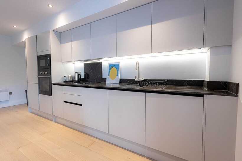 High Street, Cowley UB8 3 bed serviced apartment to rent - £5,100 pcm (£1,177 pw)