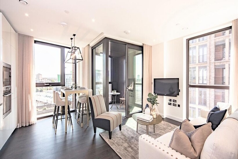 Charles Clowes Walk, London SW11 2 bed apartment to rent - £4,500 pcm (£1,038 pw)