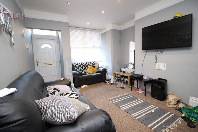 50 Queens Road, Hyde Park, Leeds LS6 6 bed terraced house to rent - £3,874 pcm (£894 pw)