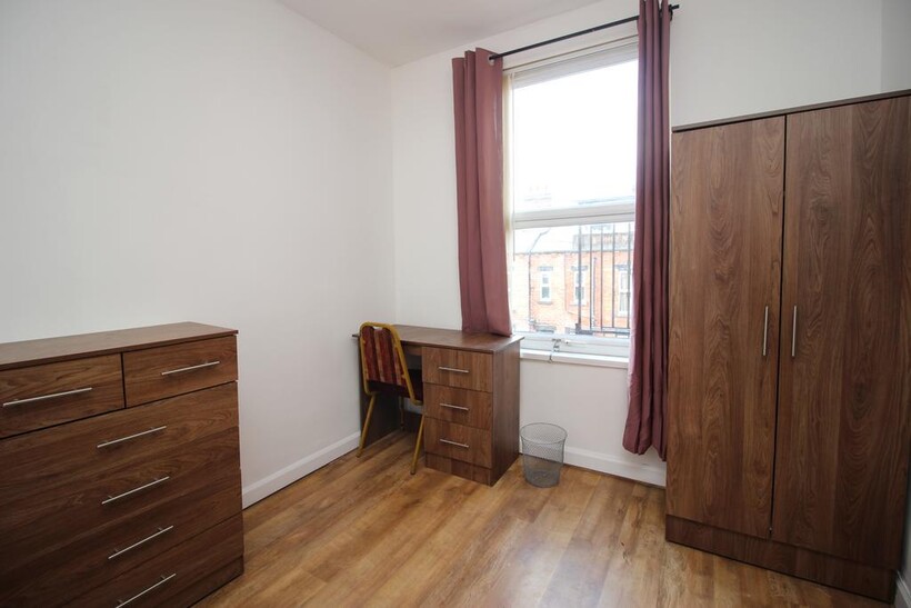 55a Brudenell Grove, Hyde Park, Leeds... 3 bed flat to rent - £1,560 pcm (£360 pw)
