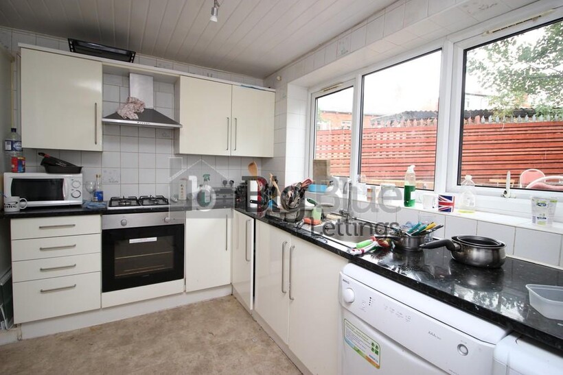 3 Mayville Road, Hyde Park, Leeds LS6 6 bed terraced house to rent - £2,860 pcm (£660 pw)