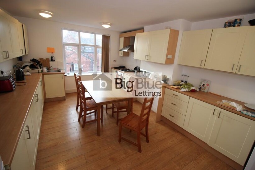 Hyde Terrace, Leeds LS2 5 bed flat to rent - £2,708 pcm (£625 pw)