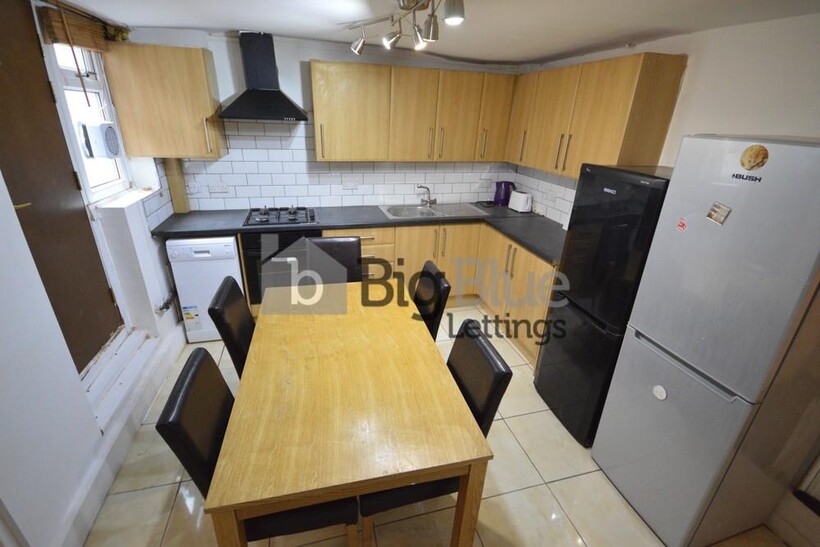26 Manor Drive, Hyde Park, Leeds LS6 4 bed terraced house to rent - £1,993 pcm (£460 pw)