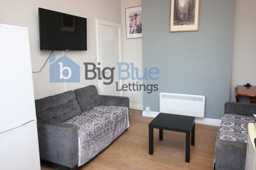 165a Hyde Park Road, Hyde Park, Leeds... 4 bed flat to rent - £1,993 pcm (£460 pw)