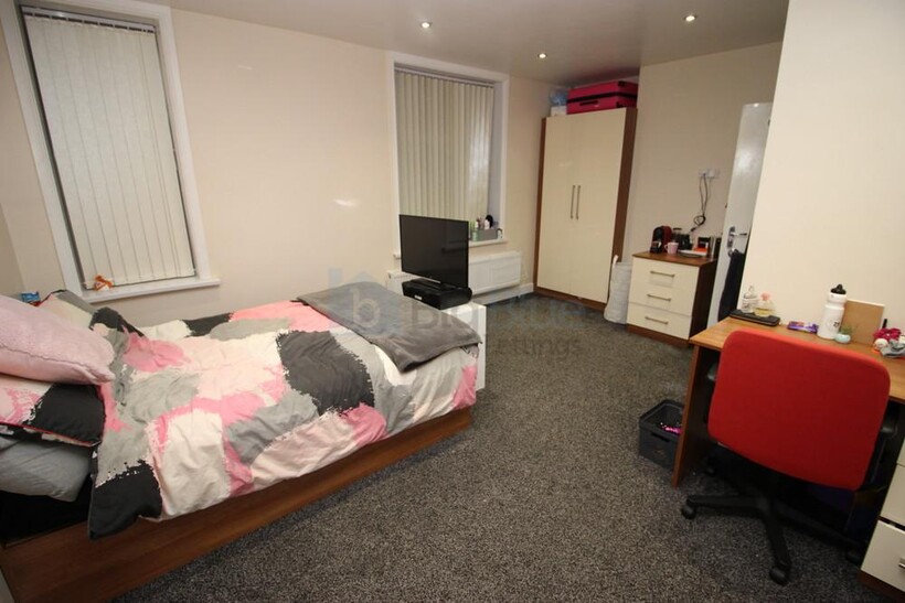 4 St Michaels Villas, Headingley... 8 bed terraced house to rent - £4,333 pcm (£1,000 pw)