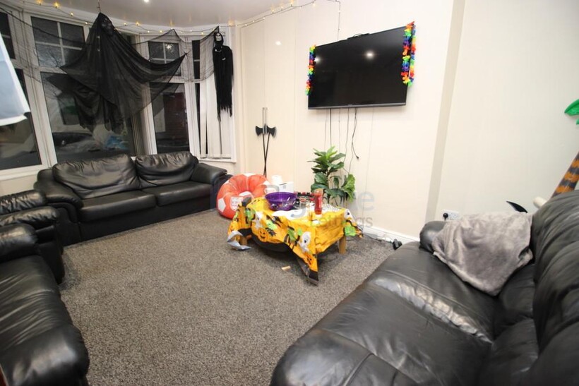 4 St Michaels Villas, Headingley... 8 bed terraced house to rent - £5,027 pcm (£1,160 pw)