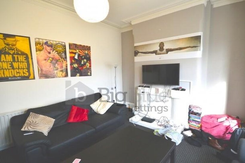 213 Belle Vue Road, Hyde Park, Leeds LS3 9 bed terraced house to rent - £5,070 pcm (£1,170 pw)