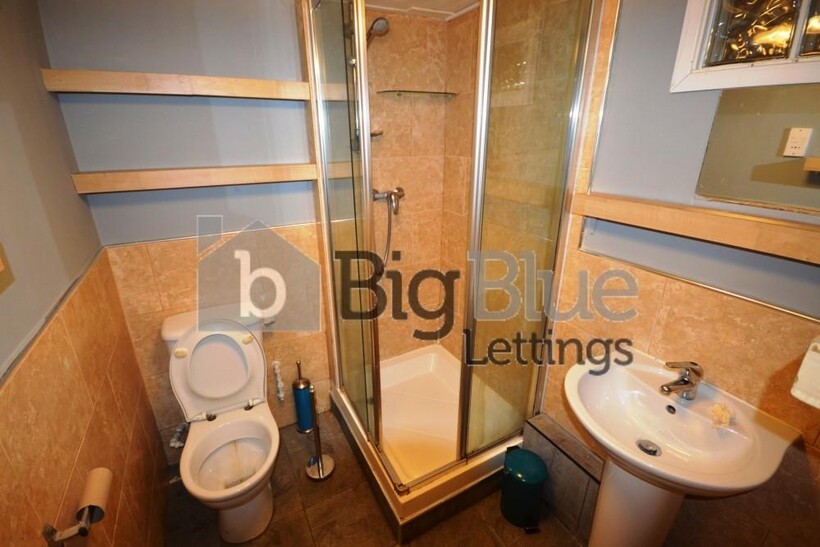 44 Manor Drive, Hyde Park, Leeds LS6 8 bed terraced house to rent - £4,680 pcm (£1,080 pw)