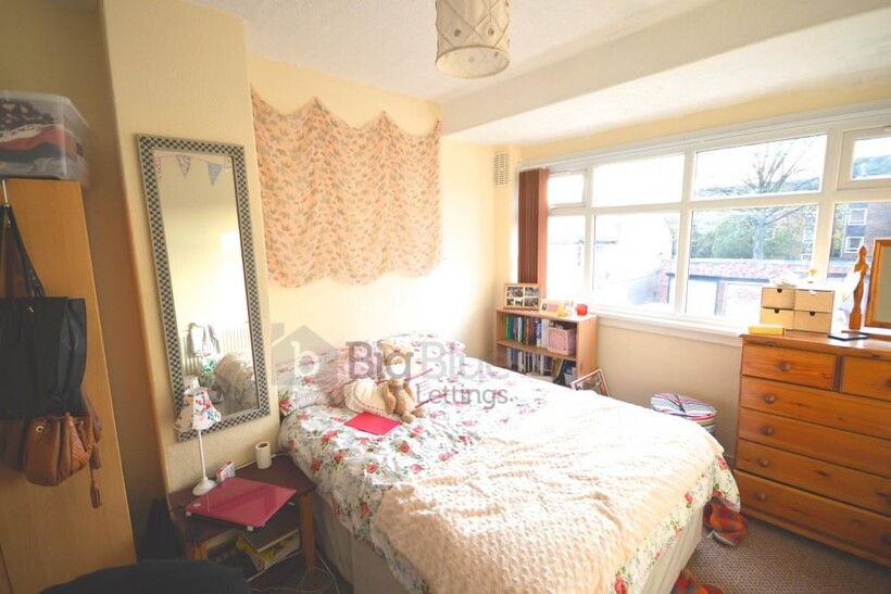 48 Welton Mount, Hyde Park, Leeds LS6 5 bed semi-detached house to rent - £2,860 pcm (£660 pw)