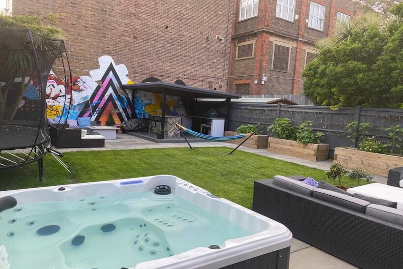 Vallance Gardens Residence Holiday Home 5 bed detached house to rent - £25,783 pcm (£5,950 pw)