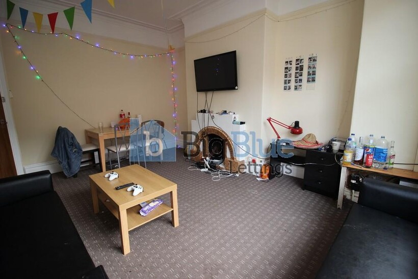 29 Chestnut Avenue, Hyde Park, Leeds LS6 7 bed terraced house to rent - £3,943 pcm (£910 pw)