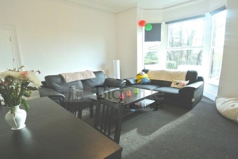 105 Victoria Road, Hyde Park, Leeds LS6 6 bed terraced house to rent - £3,380 pcm (£780 pw)