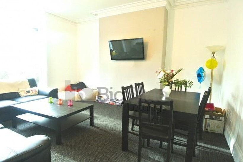 105 Victoria Road, Hyde Park, Leeds LS6 6 bed terraced house to rent - £3,380 pcm (£780 pw)