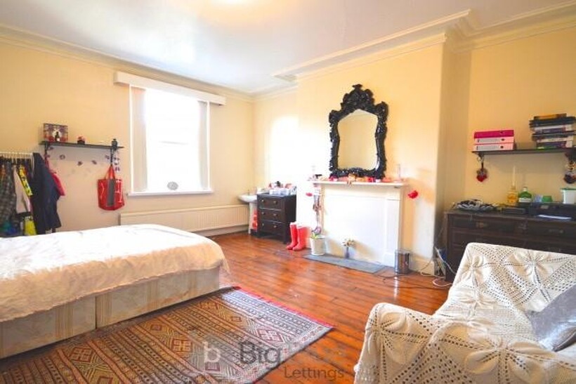 18 Bainbrigge Road, Headingley, Leeds... 8 bed property to rent - £3,432 pcm (£792 pw)