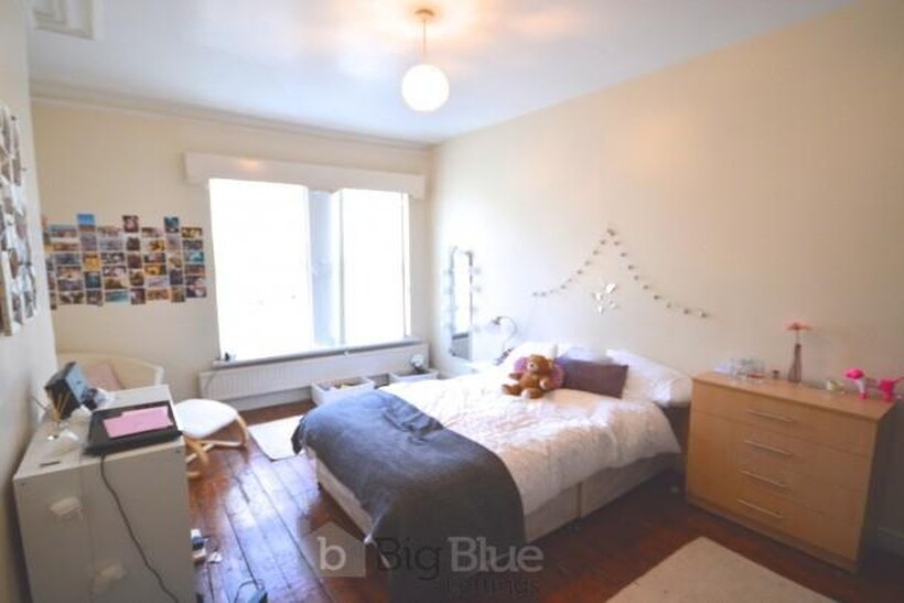 18 Bainbrigge Road, Headingley, Leeds... 8 bed property to rent - £3,432 pcm (£792 pw)