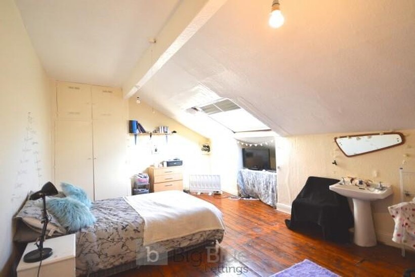 18 Bainbrigge Road, Headingley, Leeds... 8 bed property to rent - £3,432 pcm (£792 pw)