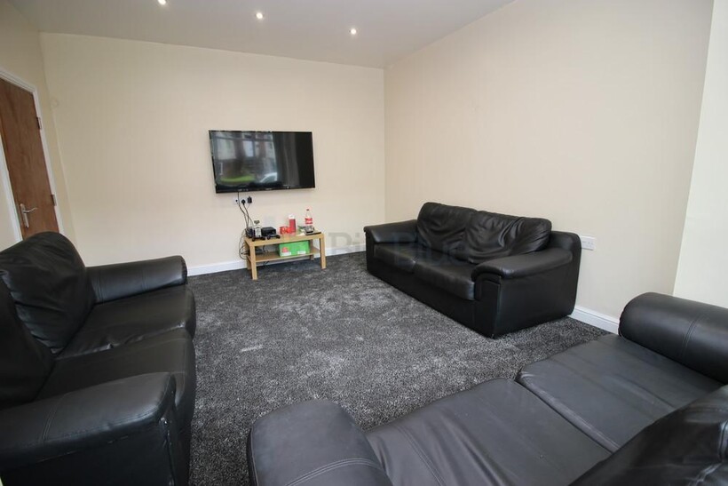 5 St Michaels Villas, Headingley... 8 bed semi-detached villa to rent - £4,333 pcm (£1,000 pw)
