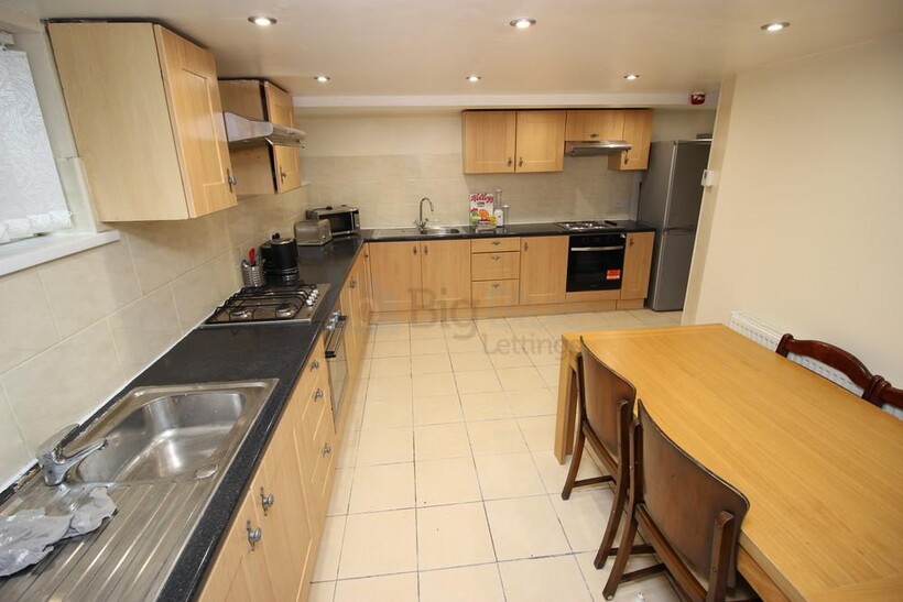 5 St Michaels Villas, Headingley... 8 bed semi-detached villa to rent - £5,027 pcm (£1,160 pw)