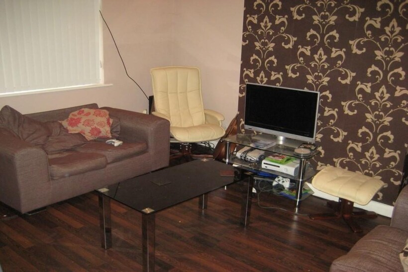 27 Mayville Road, Hyde Park, Leeds LS6 3 bed semi-detached house to rent - £1,625 pcm (£375 pw)