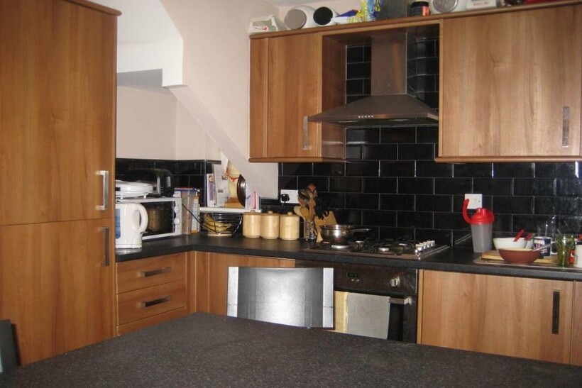 27 Mayville Road, Hyde Park, Leeds LS6 3 bed semi-detached house to rent - £1,625 pcm (£375 pw)