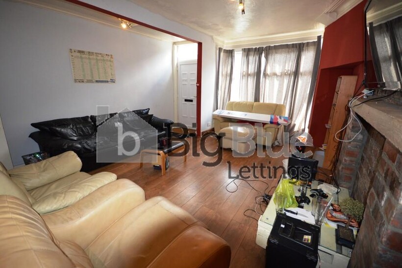 52 Manor Drive, Hyde Park, Leeds LS6 8 bed terraced house to rent - £4,680 pcm (£1,080 pw)