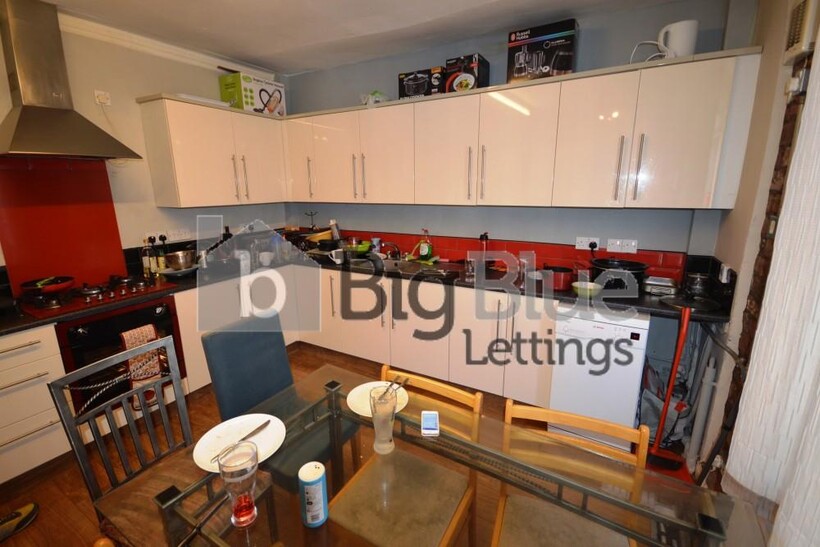 52 Manor Drive, Hyde Park, Leeds LS6 8 bed terraced house to rent - £4,680 pcm (£1,080 pw)
